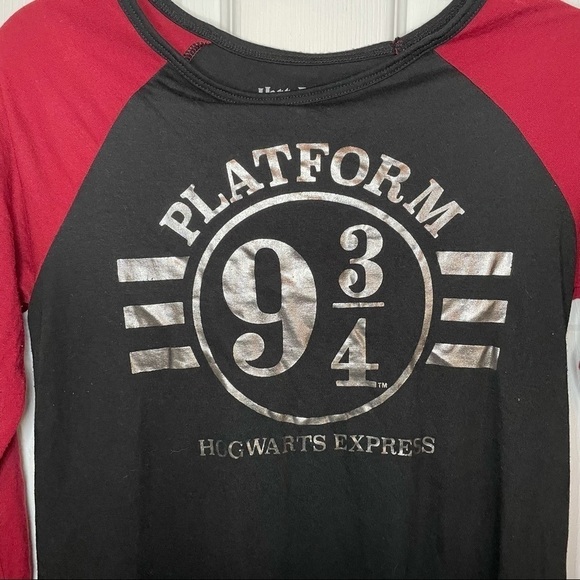 Harry Potter Official Platform 9 3/4 Red & Black Baseball Shirt Medium - Picture 4 of 4